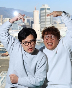 お笑いコンビ「マユリカ」の阪本匠伍（左）と中谷祐太＝神戸新聞社（撮影・鈴木雅之）