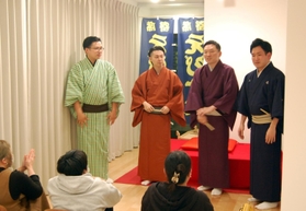 ３月末に開かれた「やみなべの会」。落語コンクールを控えた（右から）桂小留（ちろる）、桂雪鹿、笑福亭喬龍、林家染八の４人がそれぞれの芸を披露、手応えを感じていた。＝西宮市和上町８