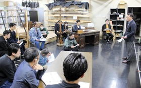 双日の社員（右）から鈴木商店の歴史などを聞く役者たち＝東京都北区