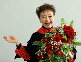 「『花はどこへ行った』はマレーネの歌っていたバージョンを翻訳して歌っている」と語る加藤登紀子＝神戸新聞松方ホール（撮影・鈴木雅之）