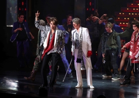 「ＨｉＧＨ＆ＬＯＷ」の楽曲を披露する真風涼帆（前列左）と芹香斗亜（同右）ら＝宝塚大劇場（代表撮影）