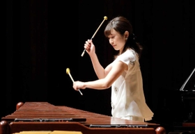 マリンバを演奏する小松加奈（提供）