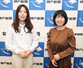 第１局に向けて士気を高める里見香奈女流王位（左）と伊藤沙恵女流四段＝２５日午後、姫路市夢前町前之庄、夢乃井（撮影・辰巳直之）