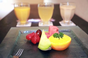 里見香奈女流王位はフルーツ盛り合わせと３種の飲み物を注文した＝２６日午後、姫路市夢前町前之庄、旅館「夢乃井」