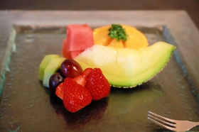 伊藤沙恵女流四段が注文したフルーツ盛り合わせ＝２６日午後、姫路市夢前町前之庄、旅館「夢乃井」