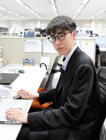 上方落語台本大賞常連作家の藤丸紘生さん。「何を評価されてるのかは、講評がないので自分でも分かりません」＝神戸市中央区東川崎町１、デイリースポーツ