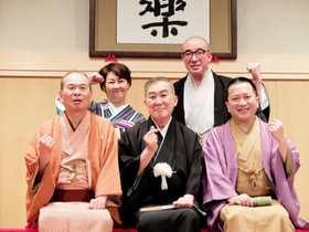 桂文枝さん（前列中央）ら大賞発表落語会の出演者＝大阪市北区天神橋２、天満天神繁昌亭