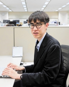 上方落語台本大賞常連作家の藤丸紘生さん。「何を評価されてるのかは、講評がないので自分でも分かりません」＝神戸市中央区東川崎町１、デイリースポーツ