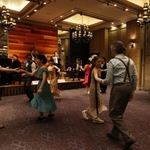 再現された１００年前の４人編成のジャズバンド演奏に合わせ、ダンスを披露する人たち＝２日午前、神戸市中央区京町、オリエンタルホテル（撮影・長嶺麻子）