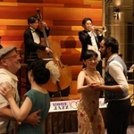 再現された１００年前の４人編成のジャズバンド演奏に合わせ、ダンスを披露する人たち＝２日午前、神戸市中央区京町、オリエンタルホテル（撮影・長嶺麻子）