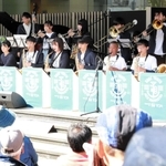 野外コンサート「ＫＯＢＥ　ＪＡＺＺ　ＤＡＹ」で演奏した「神戸ユースジャズオーケストラ」＝２日午後、神戸市中央区浪花町、三井住友銀行神戸営業部前