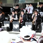 野外コンサート「ＫＯＢＥ　ＪＡＺＺ　ＤＡＹ」で演奏した「甲南大学　Ｎｅｗｐｏｒｔ　Ｓｗｉｎｇ　Ｏｒｃｈｅｓｔｒａ」＝２日午後、神戸市中央区浪花町、三井住友銀行神戸営業部前