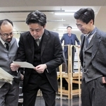 公演を前に、通し稽古をする役者たち＝東京都北区