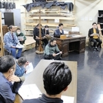 双日の社員（右）から鈴木商店の歴史などを聞く役者たち＝東京都北区