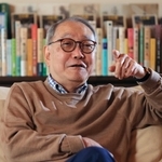 「最近のドラマはしゃべりすぎる。今回は読者の自由な想像に委ねた」と話す宮本輝さん＝伊丹市内（撮影・鈴木雅之）