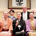 桂文枝さん（前列中央）ら大賞発表落語会の出演者＝大阪市北区天神橋２、天満天神繁昌亭