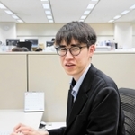上方落語台本大賞常連作家の藤丸紘生さん。「何を評価されてるのかは、講評がないので自分でも分かりません」＝神戸市中央区東川崎町１、デイリースポーツ