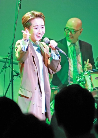 グランプリに輝いたみさきゆかさん（左）＝１３日、新開地アートひろば