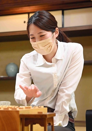 女流王位戦第３局を制し、感想戦で対局を振り返る里見香奈女流王位＝２５日午後、福岡県飯塚市、麻生大浦荘