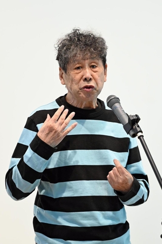 小説「原郷の森」の表紙をイメージしたボーダー柄の服で語る横尾忠則さん＝神戸市灘区原田通３、横尾忠則現代美術館（撮影・風斗雅博）
