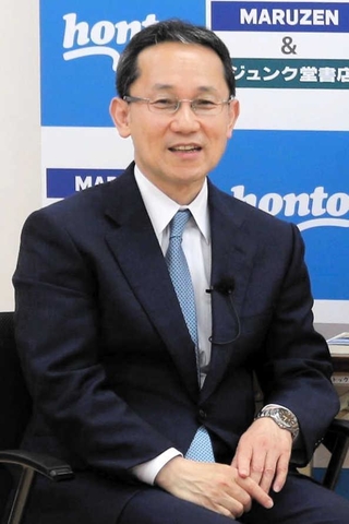 将棋をテーマにトークを交わす井上慶太九段＝２１日、大阪市北区、ＭＡＲＵＺＥＮ＆ジュンク堂書店梅田店