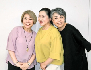 ５年ぶりにリサイタルを開く（左から）尾崎比佐子、並河寿美、福原寿美枝＝大阪府豊中市、大阪音楽大学