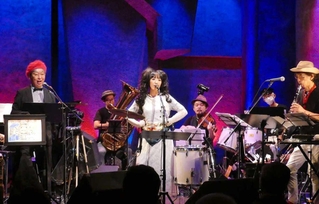こぐれみわぞう（中央）演じる「三文オペラ」＝２０２１年、東京都（撮影・ｍａｒｍｅｌｏ）
