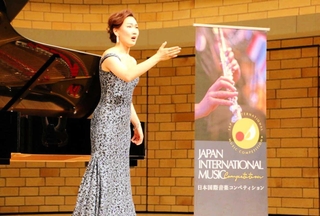 第１回日本国際音楽コンペティショングランプリ声楽部門で受賞した十合翔子さん＝姫路市・アクリエひめじ（実行委員会提供）