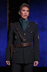 クリフォードを演じた永久輝（とわき）せあ＝梅田芸術劇場メインホール