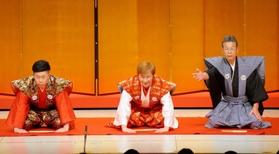 口上で緊張した面持ちの（左から）吉田裕とアキ、ボケまくる間寛平（吉本興業提供）