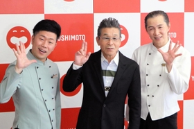 初公演の後に間寛平（中央）から絶賛され、ホッとした表情を浮かべる吉田裕（左）とアキ＝大阪市中央区、吉本興業
