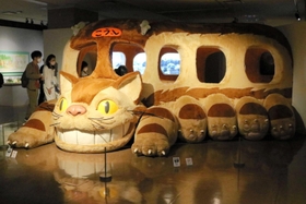展示された巨大な「ネコバス」＝神戸市中央区京町、神戸市立博物館（（Ｃ）　Ｓｔｕｄｉｏ　Ｇｈｉｂｌｉ）