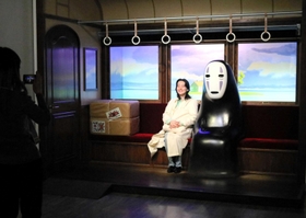 「カオナシ」と撮影できるスポット＝神戸市中央区京町、神戸市立博物館（（Ｃ）　Ｓｔｕｄｉｏ　Ｇｈｉｂｌｉ）