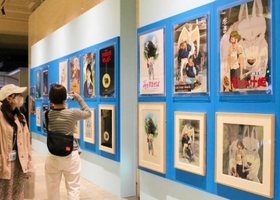歴代の作品ポスターが展示された会場＝神戸市中央区京町、神戸市立博物館（（Ｃ）　Ｓｔｕｄｉｏ　Ｇｈｉｂｌｉ）