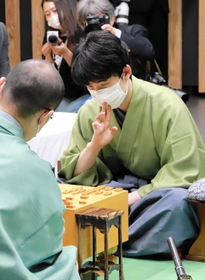 １敗目を喫した藤井聡太六冠＝１４日午後、大阪府高槻市、高槻城公園芸術文化劇場