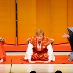 口上で緊張した面持ちの（左から）吉田裕とアキ、ボケまくる間寛平（吉本興業提供）