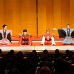 紋付きはかま姿で行われた口上（吉本興業提供）