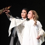 太田豊太郎（聖乃あすか、左）とエリス（美羽愛）の最後の舞＝宝塚市栄町１、宝塚バウホール（撮影・小尾絵生）