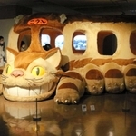 展示された巨大な「ネコバス」＝神戸市中央区京町、神戸市立博物館（（Ｃ）　Ｓｔｕｄｉｏ　Ｇｈｉｂｌｉ）