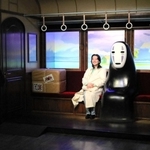「カオナシ」と撮影できるスポット＝神戸市中央区京町、神戸市立博物館（（Ｃ）　Ｓｔｕｄｉｏ　Ｇｈｉｂｌｉ）