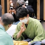 １敗目を喫した藤井聡太六冠＝１４日午後、大阪府高槻市、高槻城公園芸術文化劇場