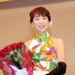 新田次郎文学賞、舟橋聖一文学賞を受賞し、祝賀会で花束を贈られ笑顔の作家玉岡かおるさん＝５月２１日、神戸ポートピアホテル