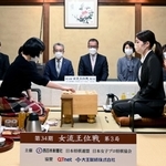女流王位戦第３局で初手を指す伊藤沙恵女流四段（左）。右は里見香奈女流王位＝２５日午前、福岡県飯塚市、麻生大浦荘