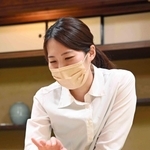 女流王位戦第３局を制し、感想戦で対局を振り返る里見香奈女流王位＝２５日午後、福岡県飯塚市、麻生大浦荘