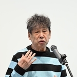 小説「原郷の森」の表紙をイメージしたボーダー柄の服で語る横尾忠則さん＝神戸市灘区原田通３、横尾忠則現代美術館（撮影・風斗雅博）
