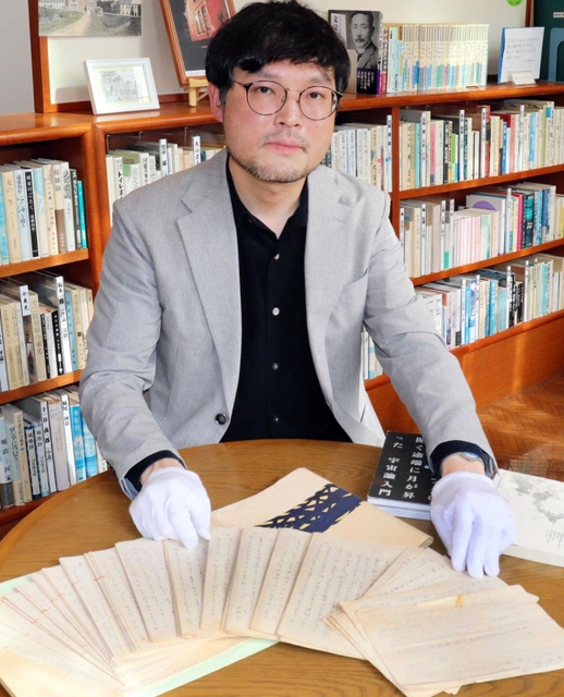 「タルホブームの時代を知る上でも貴重な資料」と話す高木彬さん＝神戸市灘区の神戸文学館