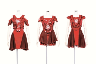 「Ｐｅｒｆｕｍｅ　ＣＯＳＴＵＭＥ　ＢＯＯＫ　２００５-２０２０」より「Ｐｅｒｆｕｍｅ　Ａｎｎｉｖｅｒｓａｒｙ　１０ｄａｙｓ　２０１５　ＰＰＰＰＰＰＰＰＰＰ　「ＬＩＶＥ　３：５：６：９　」」２０１５年　（Ｃ）文化出版局