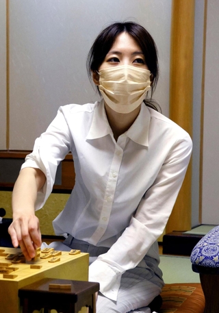 女流王位戦５連覇を達成し、感想戦で対局を振り返る里見香奈女流王位＝７日午後、徳島市、ＪＲホテルクレメント徳島