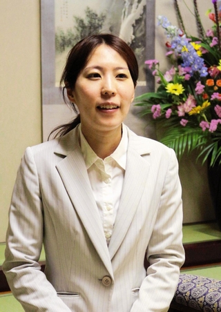 会見に臨む里見香奈女流王位＝７日夜、徳島市のＪＲホテルクレメント徳島