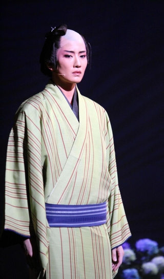 わけありの過去を持つ幸蔵（礼華はる）＝宝塚バウホール